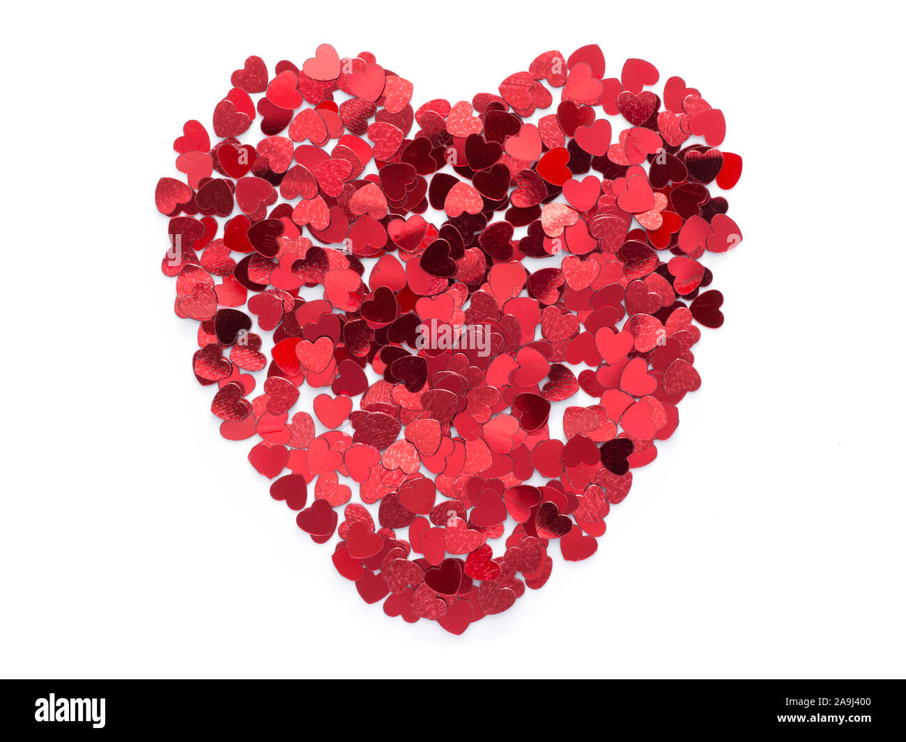 Große rote Herzen aus kleinen roten Konfetti isoliert auf weiß hergestellt Stockfoto