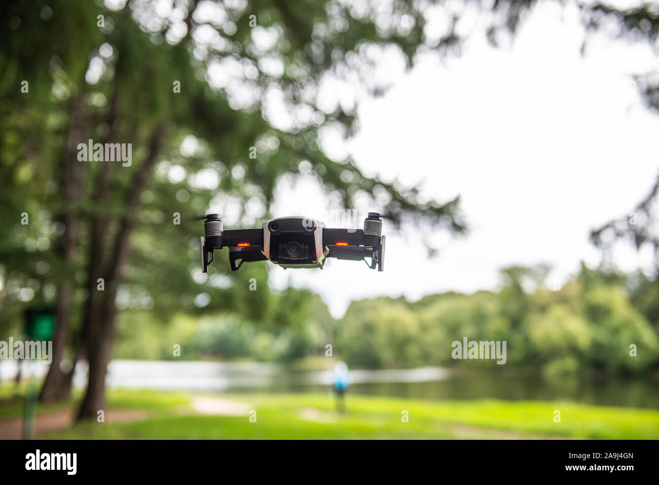Drohne Quad-Copter über dem Boden in einem Park Stockfoto