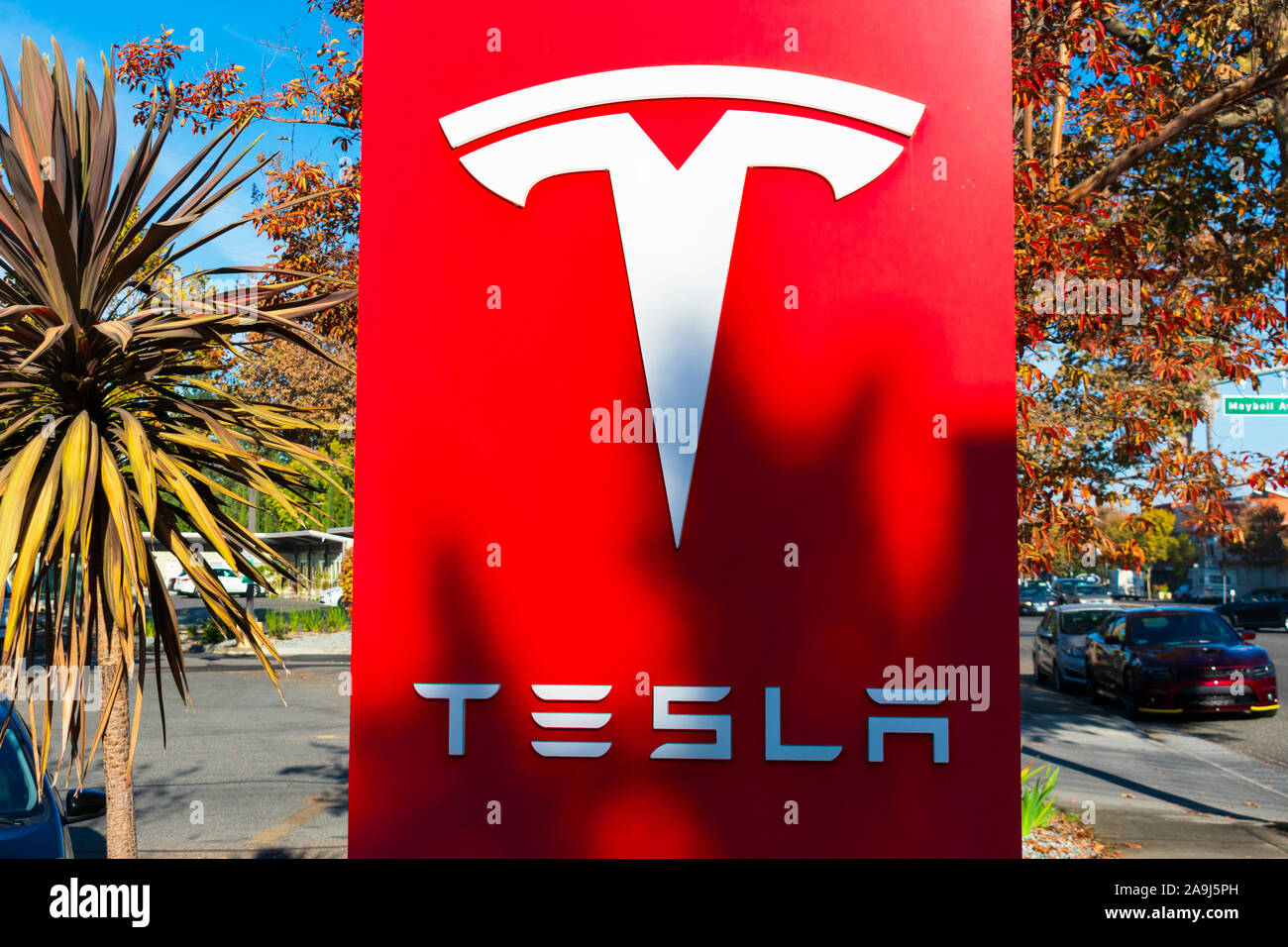 Tesla Zeichen und Logos an der amerikanischen Automobil- und Energieunternehmen Ho Stockfoto