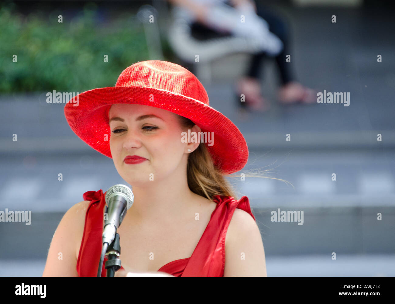 Young Street singer Frau in Melbourne, Australien Stockfoto