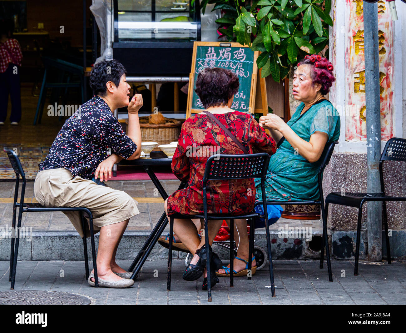 HAIKOU, HAINAN, CHINA - 2 Mar 2019 - im Mittleren alter chinesischer Frauen in ein Cafe zu sozialisieren. China hat eine rasch alternde Bevölkerung. Stockfoto