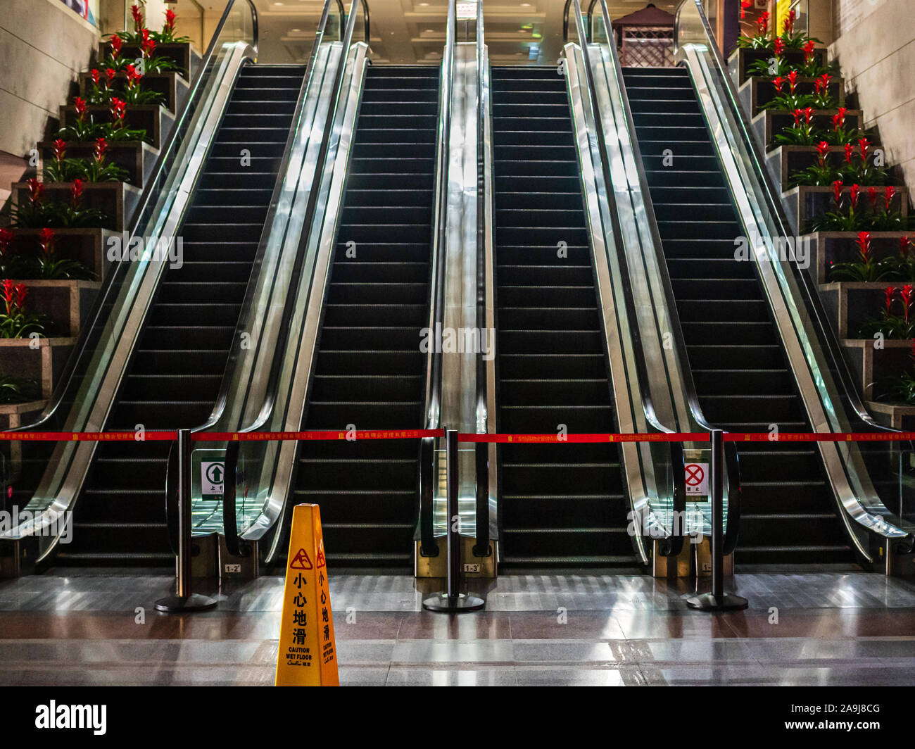 GUANGZHOU, China - 7 Mar 2019 - Nacht geschlossen und Rolltreppen am Eingang zu einem Kaufhaus in Tianhe District, Guangzhou, China af Stockfoto