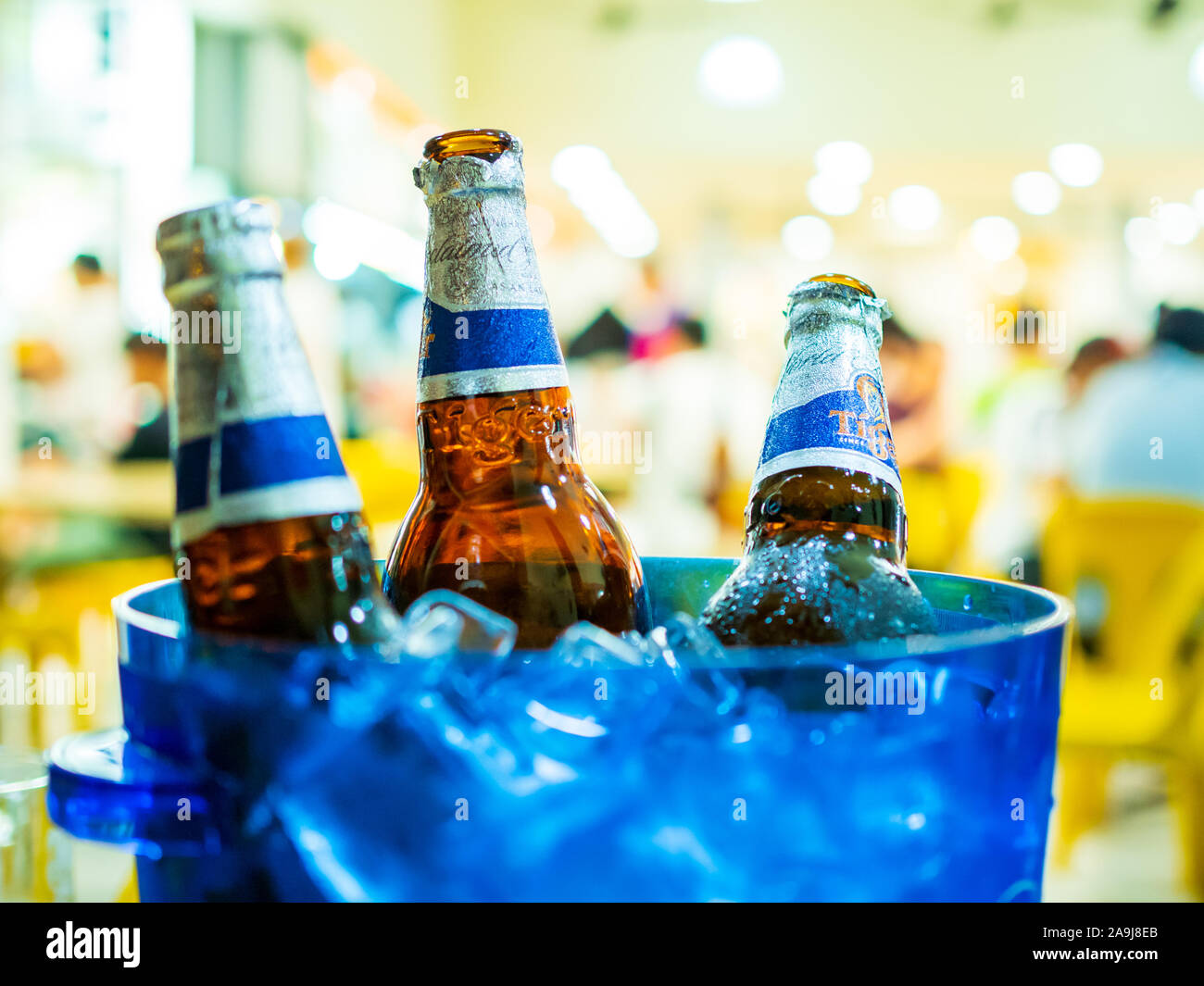 Singapur - 17 Mär 2019 - Nahaufnahme von Tiger Bier Flaschen in einen Eimer mit Eis zu einem Coffeeshop in Singapur Stockfoto