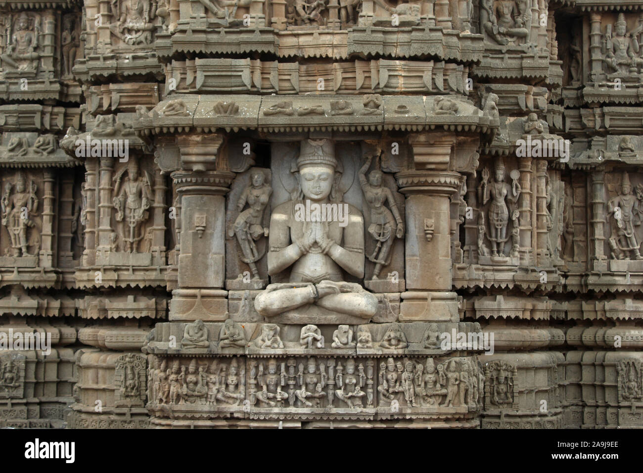 Stein Skulptur von Lord Shiva in Dhyana Position. Aundha Nagnath Tempel, Hingoli, Maharashtra, Indien. Achten der Zwölf jyotirlingas in Indien Stockfoto