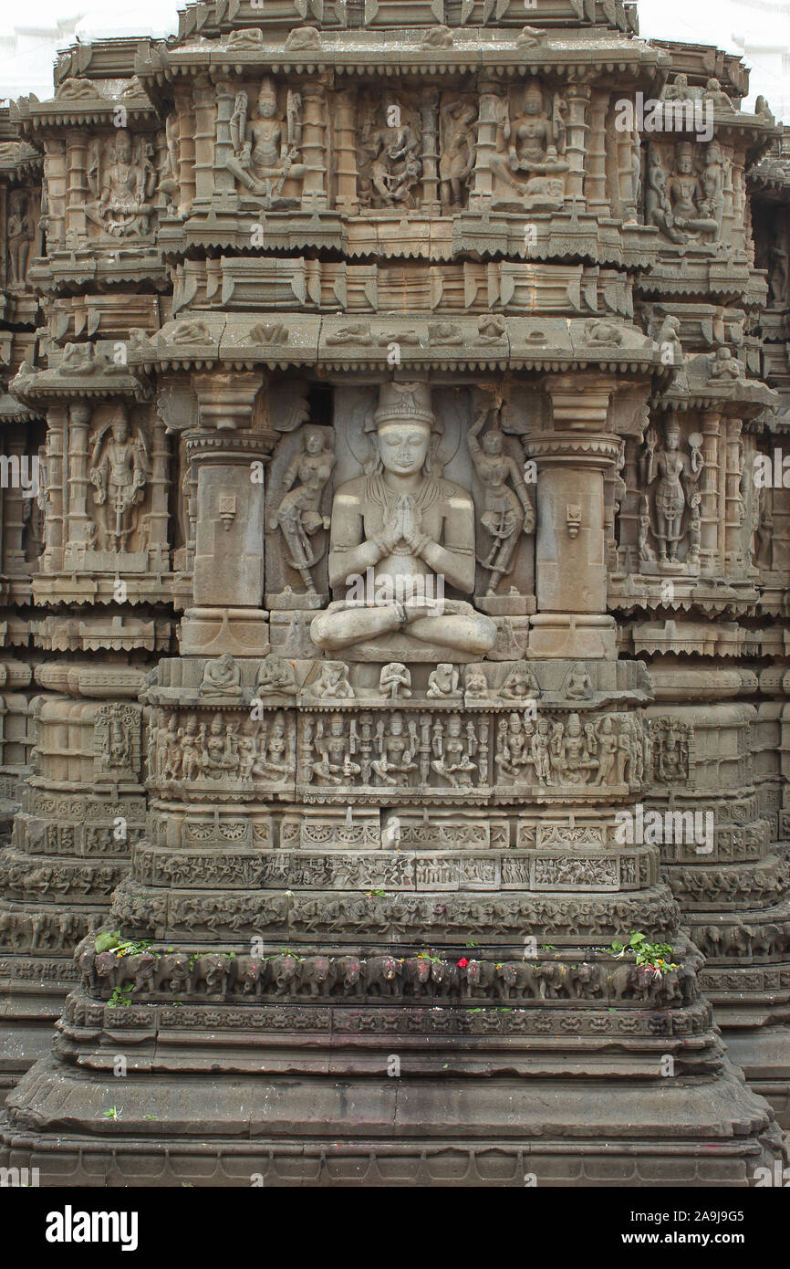 Stein Skulptur von Lord Shiva in Dhyana Position. Aundha Nagnath Tempel, Hingoli, Maharashtra, Indien. Achten der Zwölf jyotirlingas in Indien Stockfoto