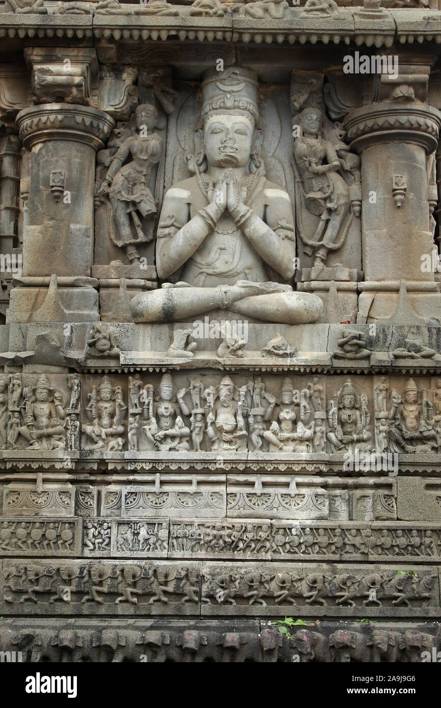 Stein Skulptur von Lord Shiva in Dhyana Position. Aundha Nagnath Tempel, Hingoli, Maharashtra, Indien. Achten der Zwölf jyotirlingas in Indien Stockfoto