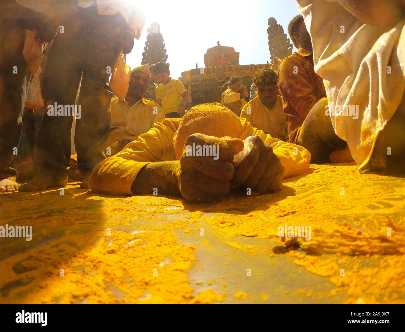 Devotee niederwerfen vor Gott, Khandoba Jejuri, Pune, Maharashtra. Stockfoto