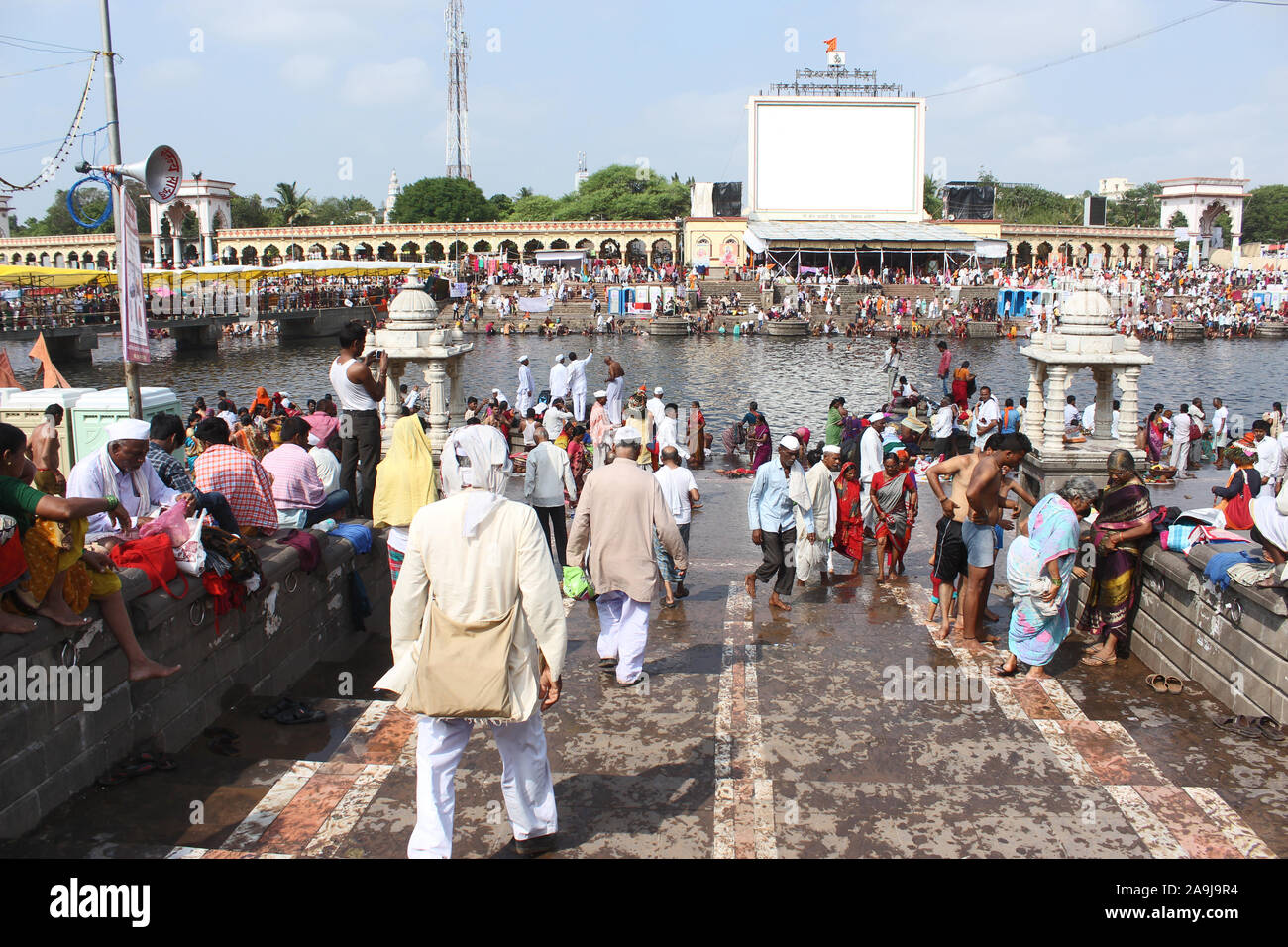 Massen von Menschen Bad in indrayani Fluß während Alandi Yatra, alandi Devachi, Pune, Maharashtra, Indien Stockfoto