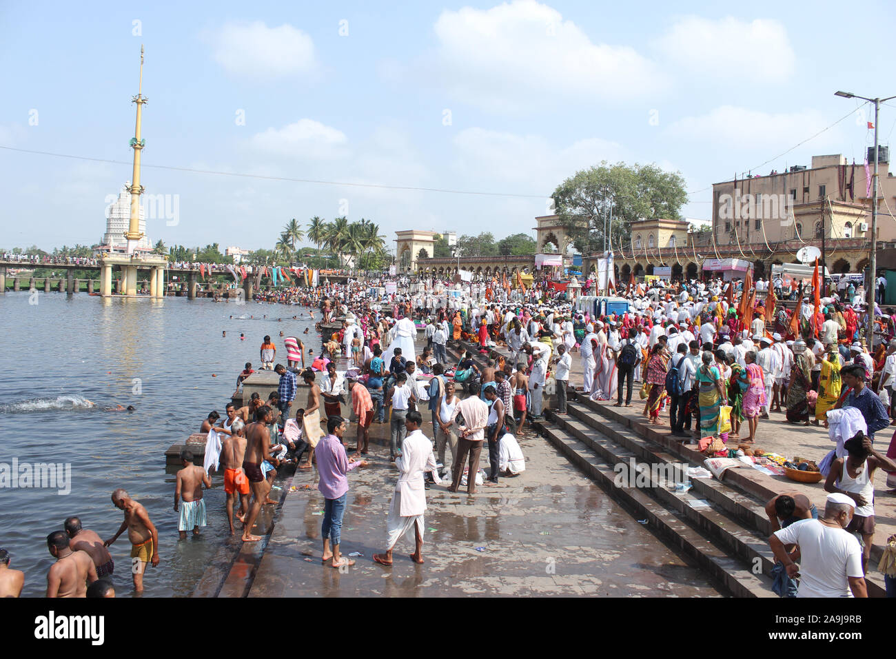 Leute baden in indrayani Fluß während Alandi Yatra, alandi Devachi, Pune, Maharashtra, Indien Stockfoto