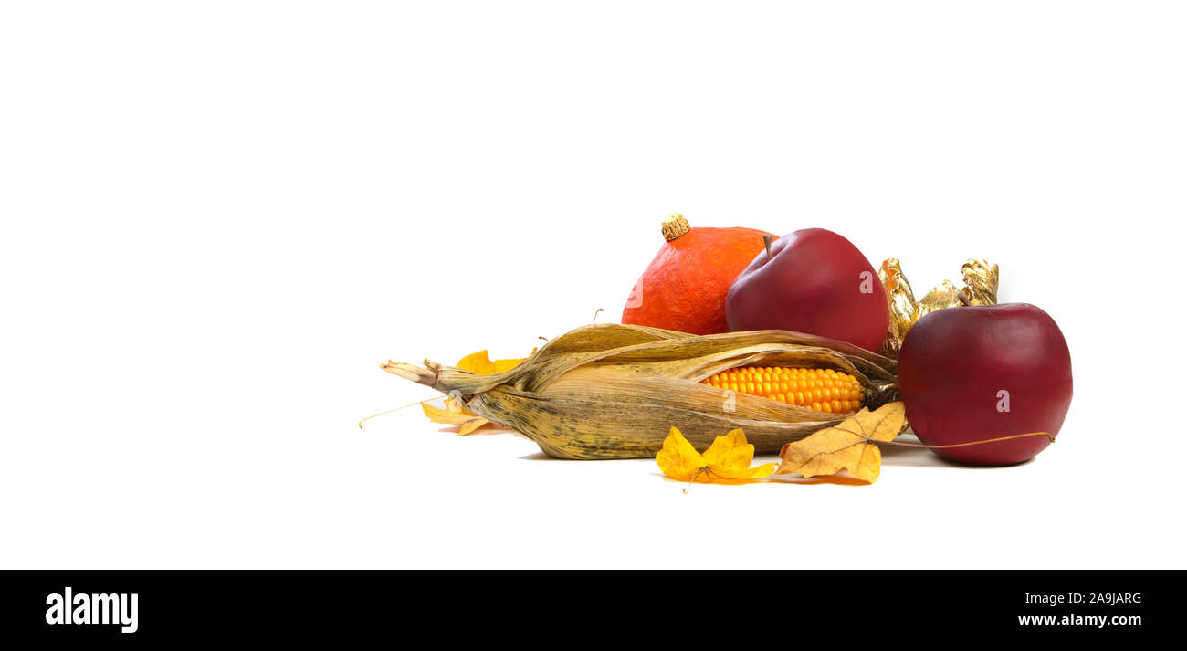 Kürbis, Äpfel und Mais auf weißem Hintergrund Stockfoto