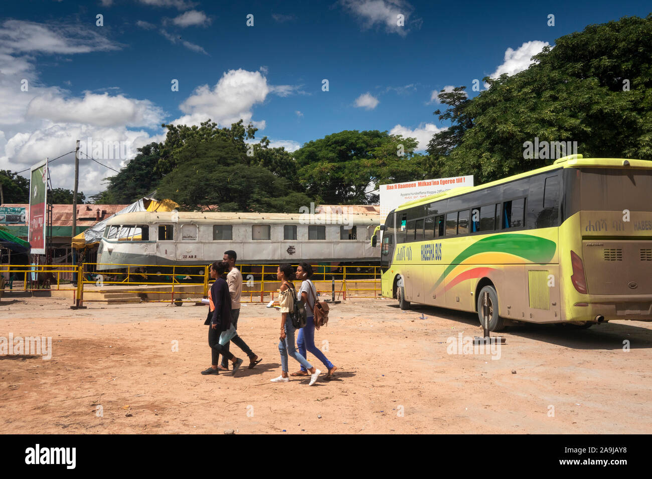 Äthiopien, Dire Dawa, Busse und Leute an der alten Addis Abeba nach Dschibuti Bahnhof Stockfoto