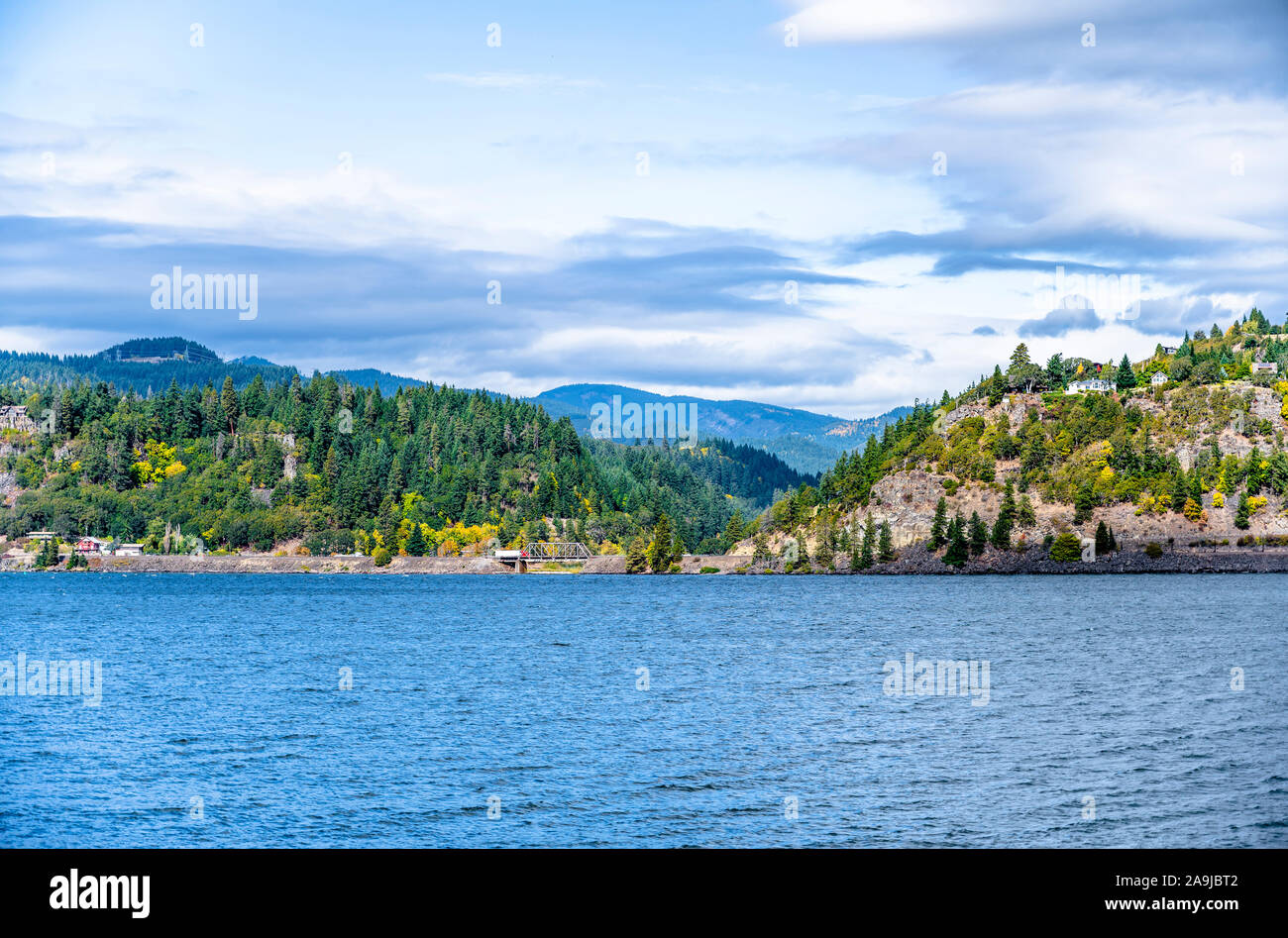 Landschaft der Berge in einem blauen Dunst mit Bäume im Herbst am Fuß und an den Ufern des Columbia River überwachsen versteckt, Durchführung seiner Gewässer entlang Stockfoto