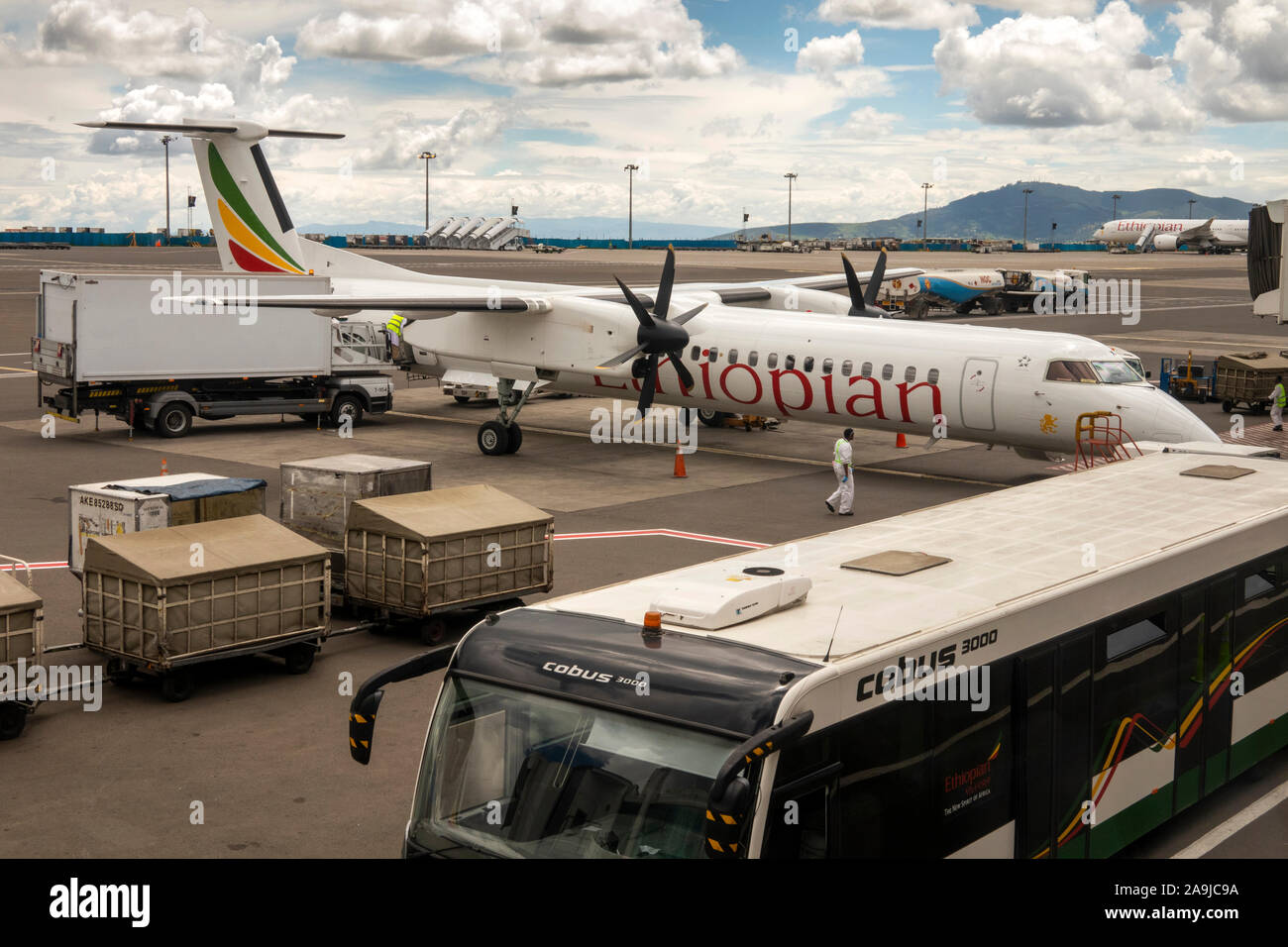 Äthiopien, Addis Abeba Bole International Airport, Bombardier Q400, Dash 8 Flugzeuge auf Stativ Stockfoto