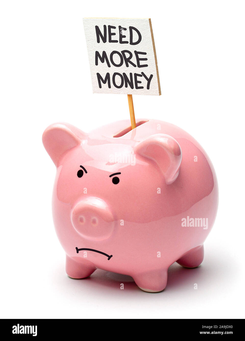 Mehr Geld benötigen. Rosa Sparschwein mit einem Plakat auf einem weißen Hintergrund. Das Böse Schwein Gesicht. Stockfoto