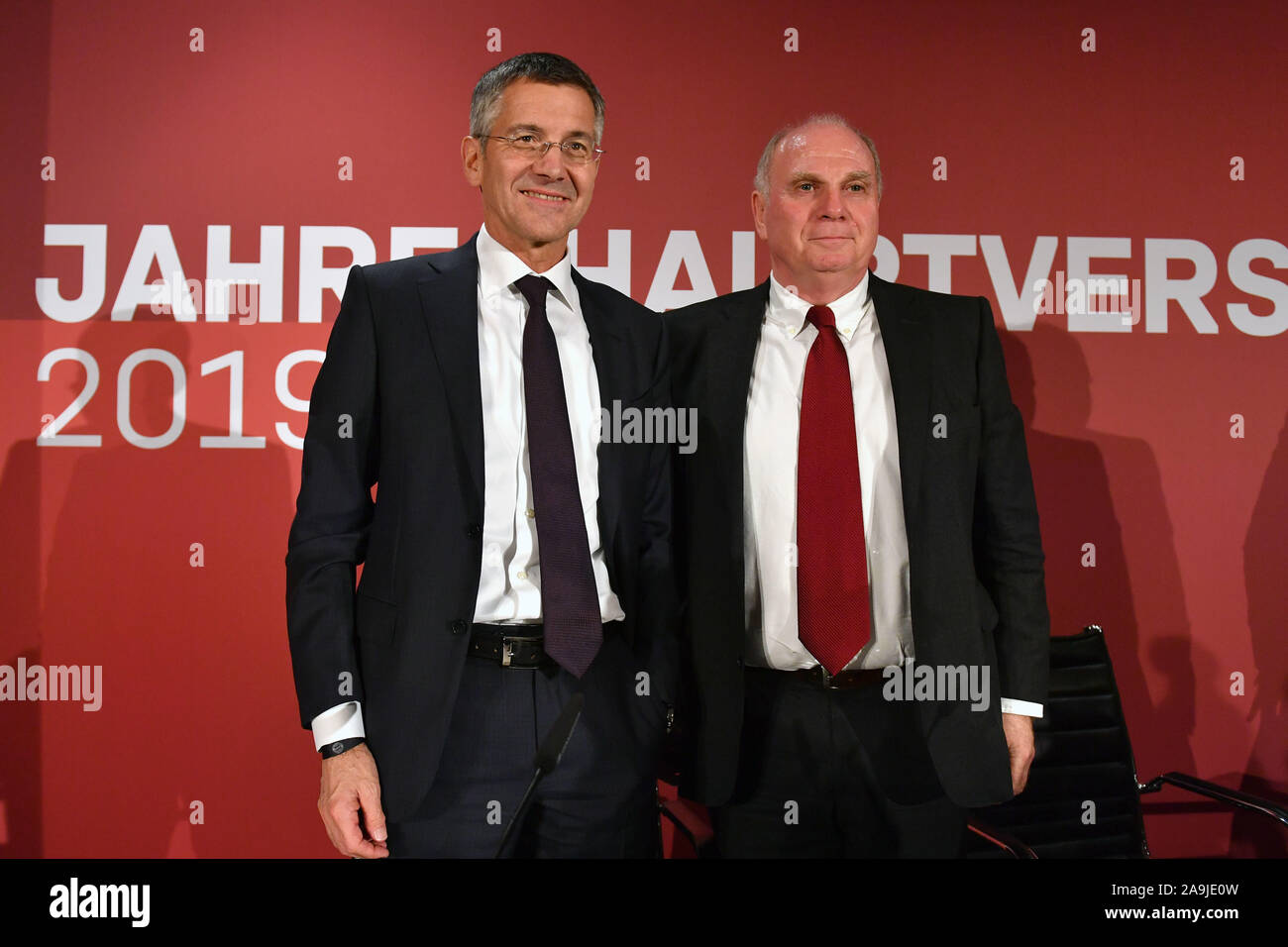 München, Deutschland. 16 Nov, 2019. v. li: Herbert Hainer (Präsident FC Bayern München), Uli Hoeneß (Honess, Ehrenpräsident des FC Bayern München), nach der Pressekonferenz. Hauptversammlung 2019 des FC Bayern München eV am 15.11.2019. Olympiahalle München | Verwendung der weltweiten Kredit: dpa/Alamy leben Nachrichten Stockfoto