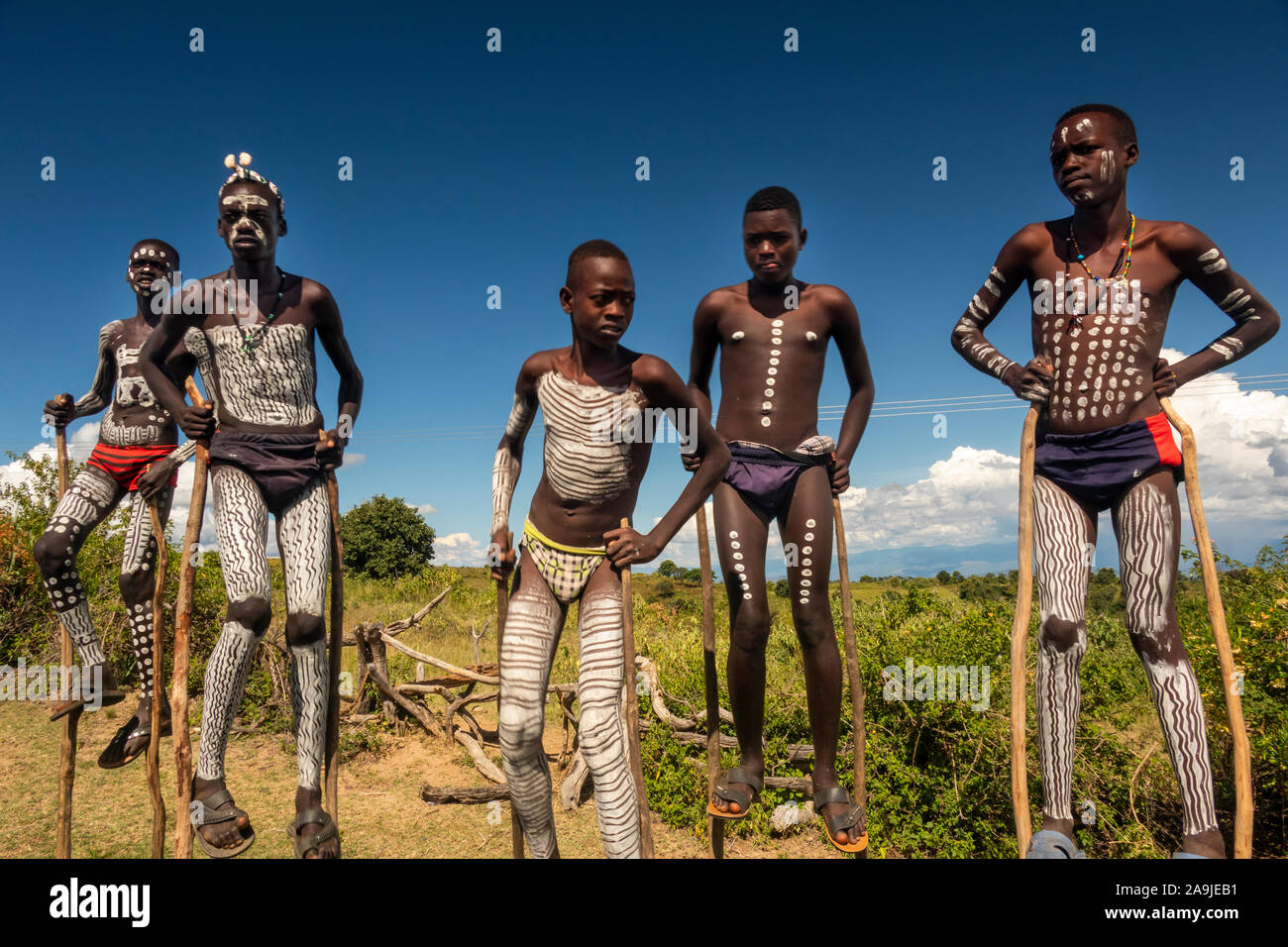 Äthiopien, South Omo, Key Afer, Jungen mit geschmückten Körpern auf Stelzen, posieren für Touristen Stockfoto