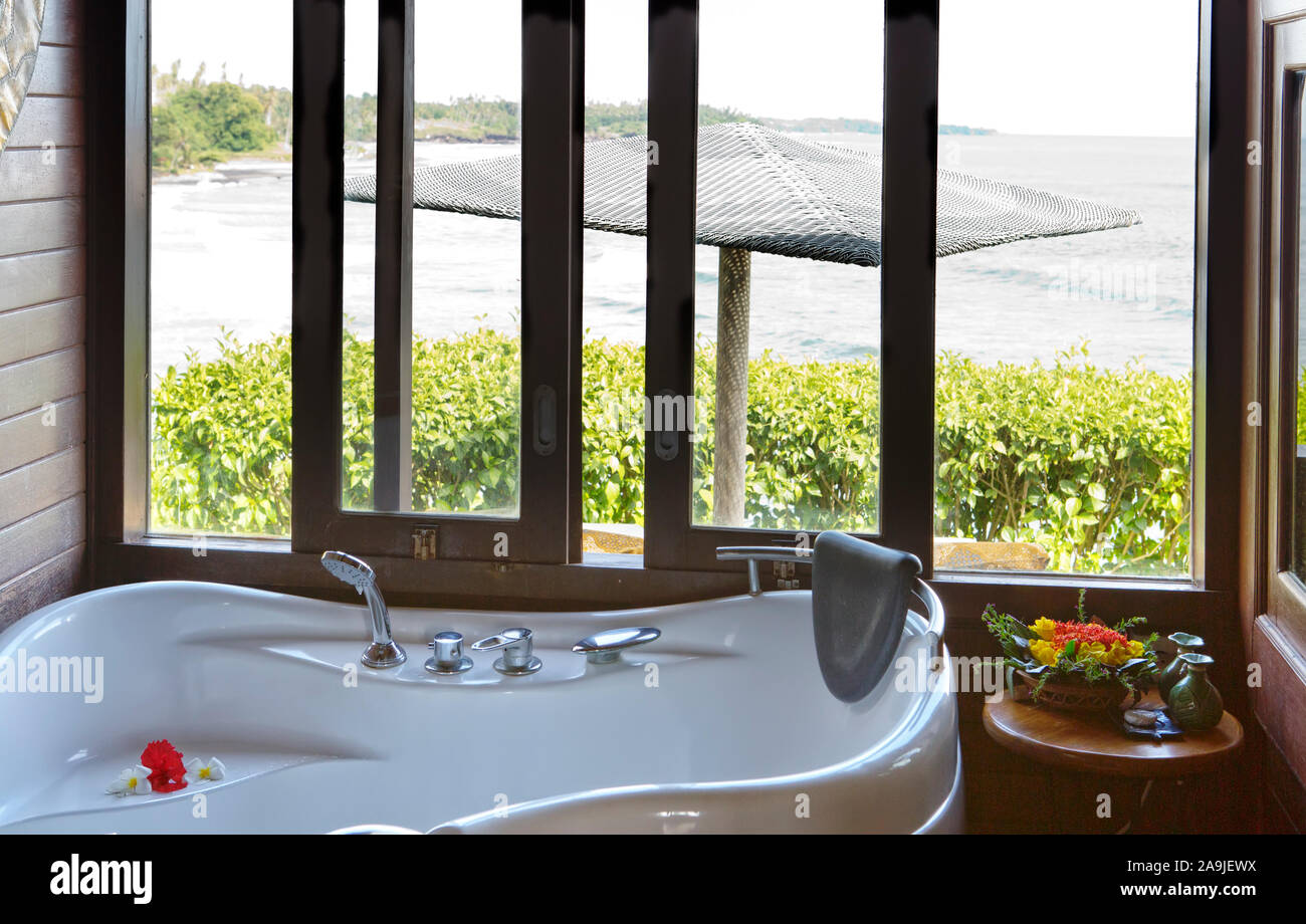 Große Badewanne vor dem Fenster mit Meerblick Stockfotografie - Alamy