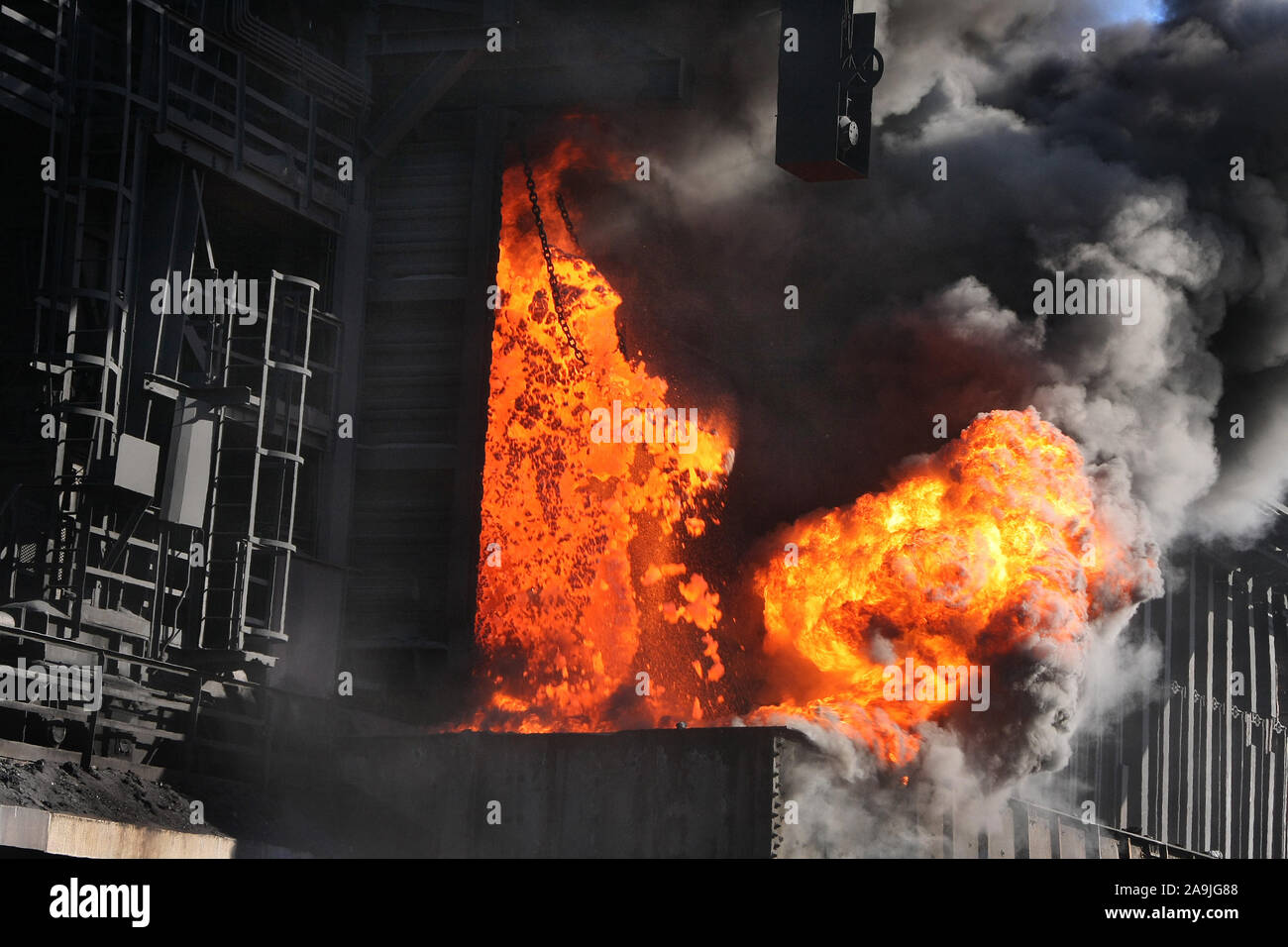 Drücken heiße Koks auf eine Kokerei Anlage auf grossen integrierten Stahlwerke Stockfoto