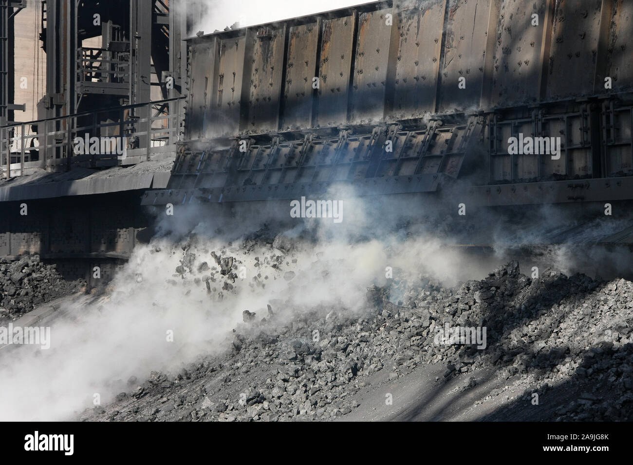 Drücken heiße Koks auf eine Kokerei Anlage auf grossen integrierten Stahlwerke Stockfoto