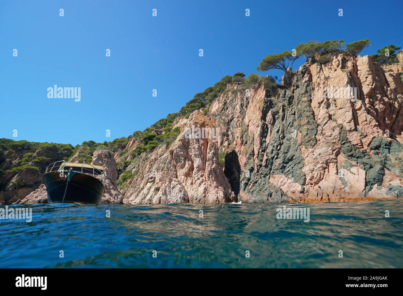 Felsige Küsten Cliff mit einem Boot vom Meer Oberfläche gesehen, Spanien, Mittelmeer, Costa Brava, Katalonien, Aigua Xelida, Calella Stockfoto