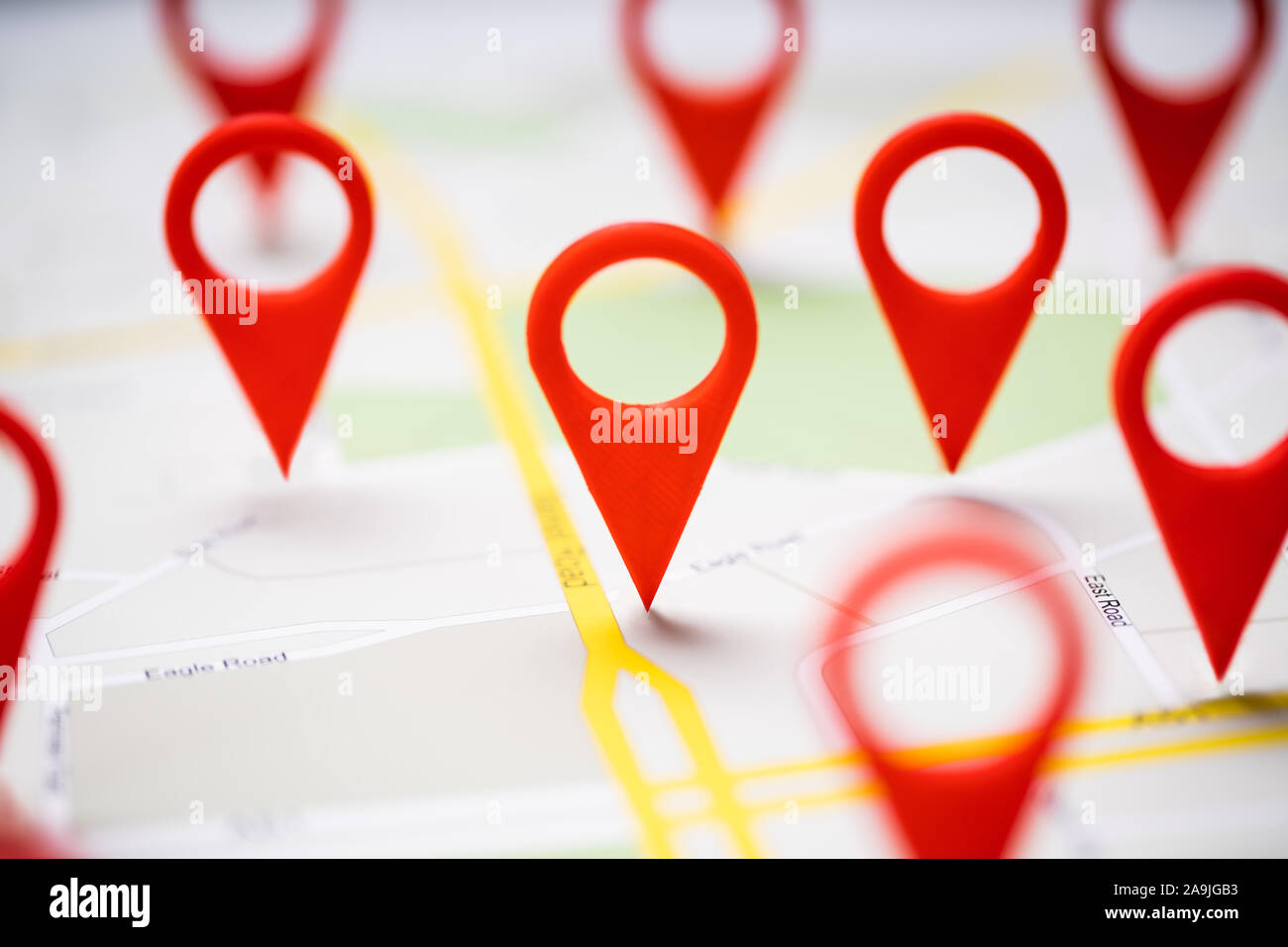 Nahaufnahme einer Road Map mit roten Navigation Symbole Stockfoto