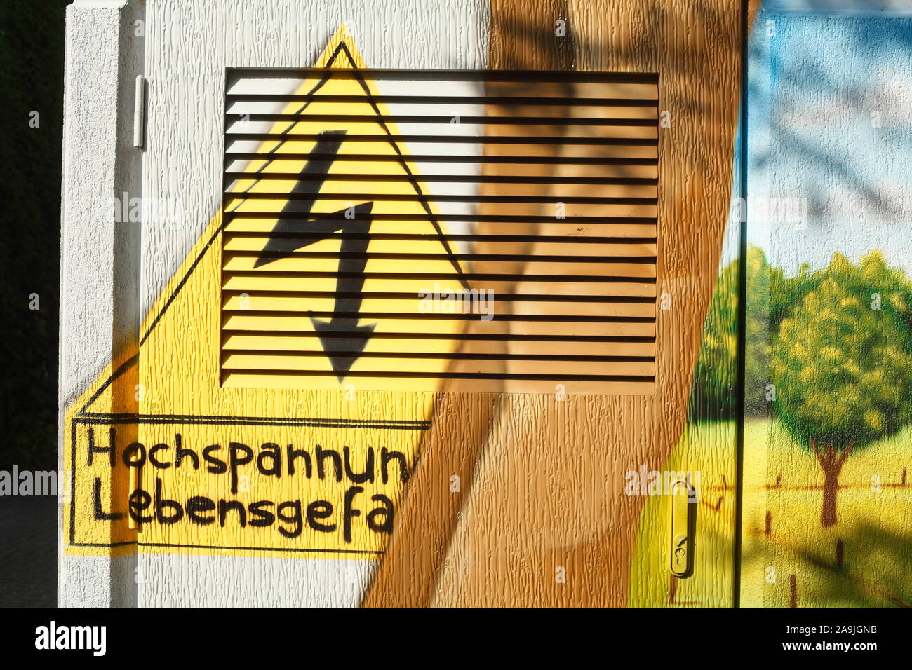 Symbol Hochspannung Lebensgefahr auf einer Distribution Box gemalt, Deutschland Stockfoto