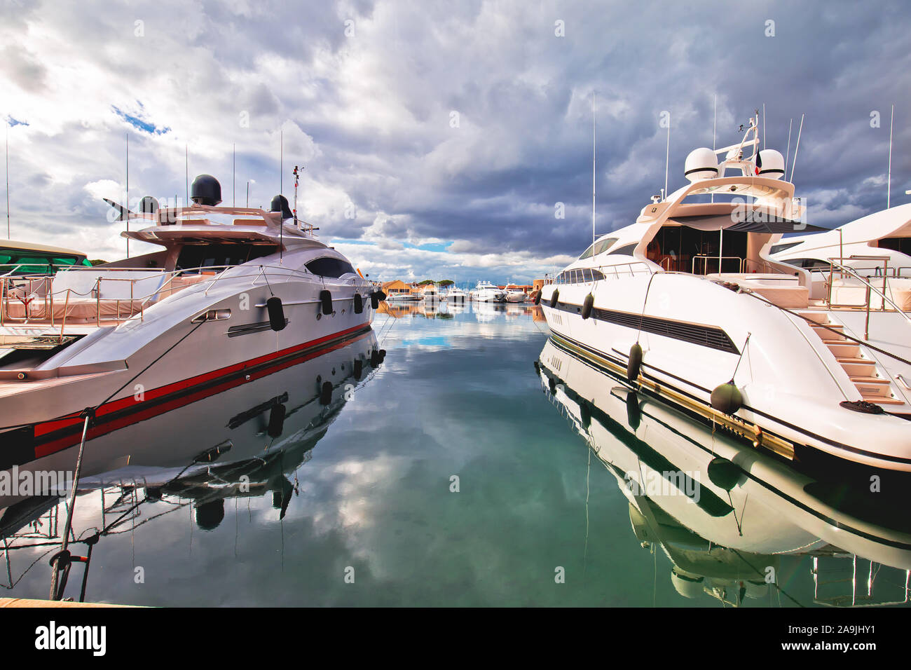 Saint Tropez. Luxus yachting Hafen von Saint Tropez an der Cote d'Azur, Alpes-Maritimes Abteilung im Süden Frankreichs Stockfoto