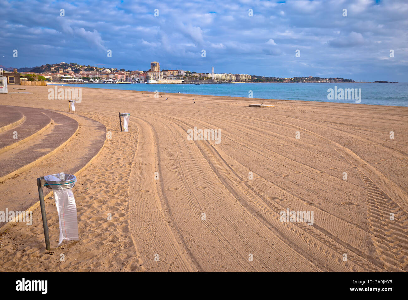 Frejus Sandstrand und mit Blick aufs Wasser, berühmte touristische Destination der Französischen Riviera, Alpes Maritimes, Frankreich Stockfoto