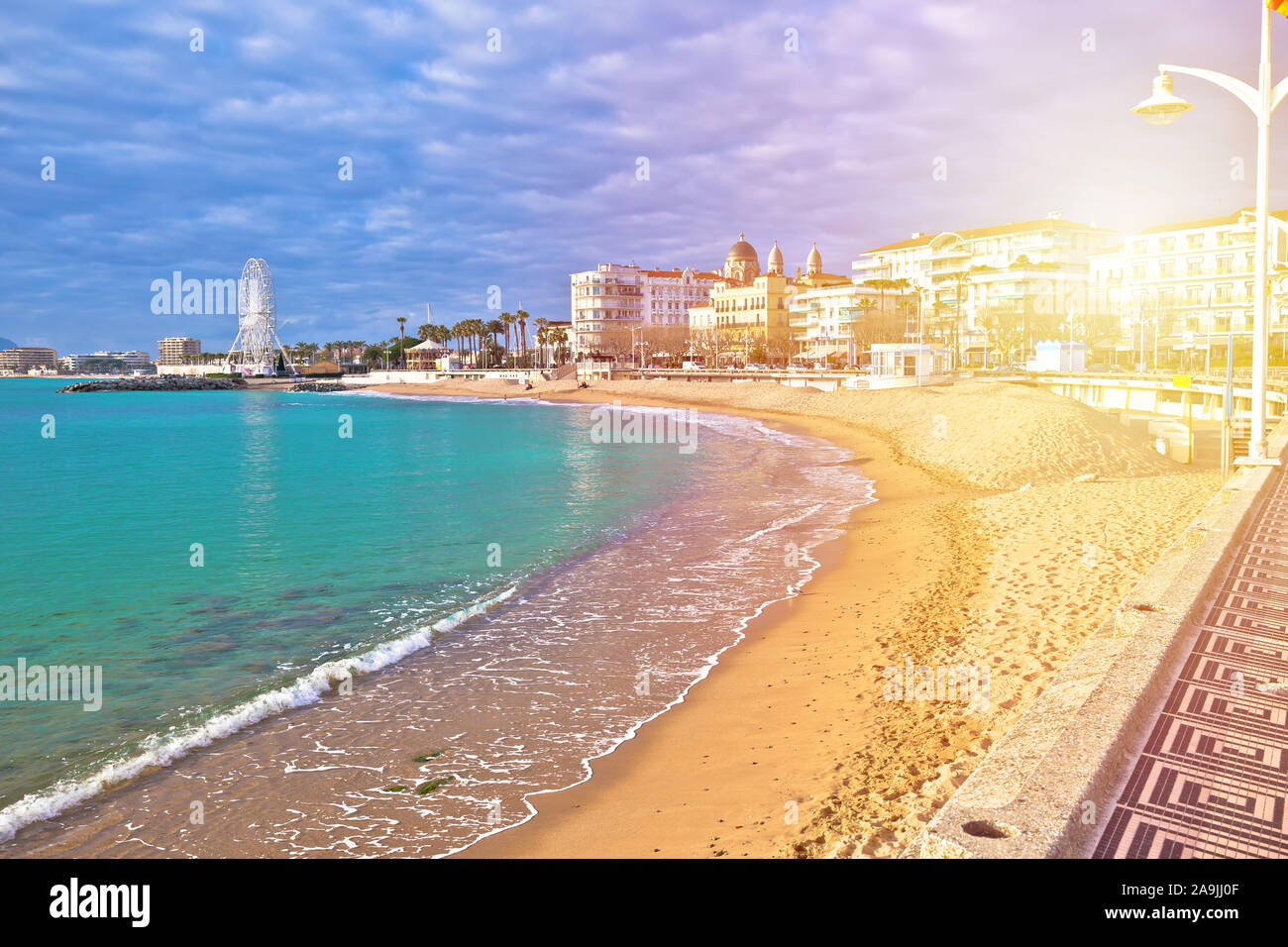 Saint Raphael Strand und Wasser Sonne Haze, berühmten touristischen Ziel der Französischen Riviera, Alpes Maritimes, Frankreich Stockfoto