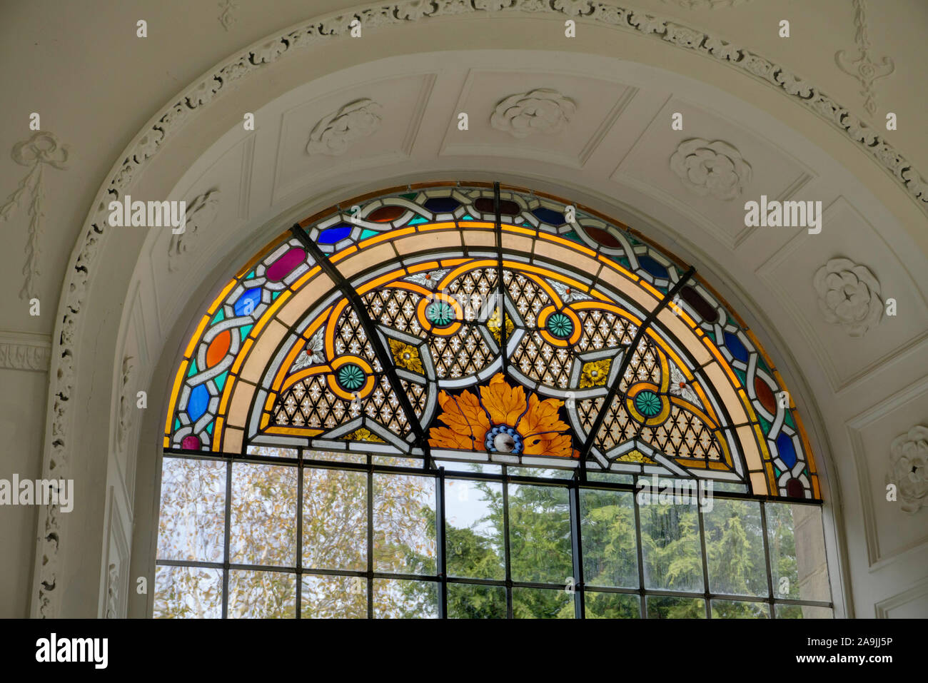 Glasfenster in der Kapelle in Compton Verney House, Warwickshire, Großbritannien Stockfoto