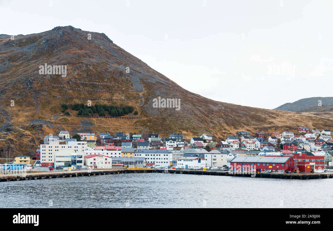 Die norwegische Hafenstadt von Honningsvag Küstenlinie von der Barentssee gesehen. Stockfoto