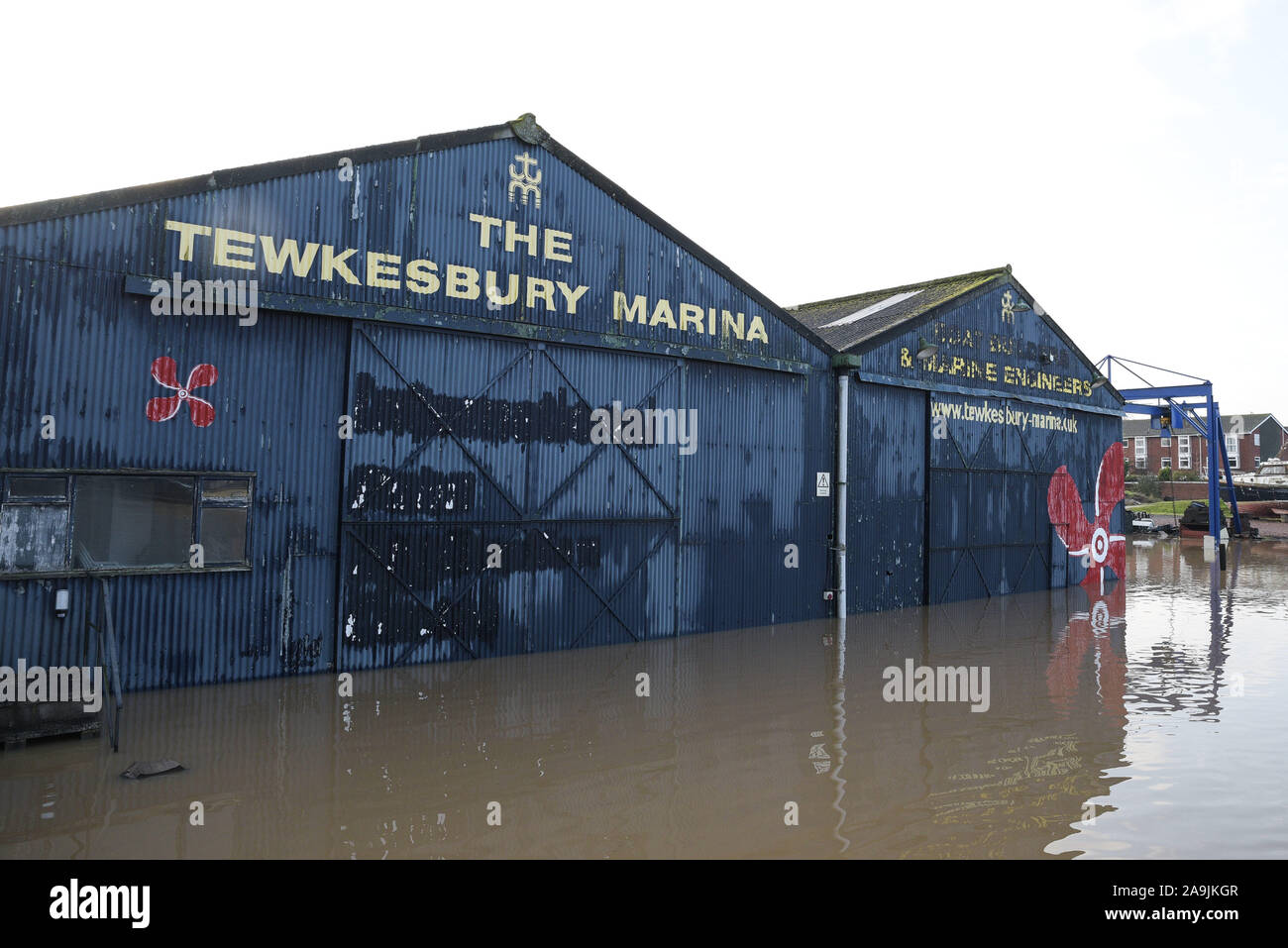 Tewkesbury, Gloucestershire, Vereinigtes Königreich. November 2019. Das Stadtzentrum von Tewkesbury wurde von schweren Überschwemmungen heimgesucht, als der Fluss Avon seine Ufer geplatzt hat. Der Flussspiegel steigt weiter an und wird voraussichtlich am späten Samstagnachmittag über 12 Meter über dem normalen Flussniveau steigen. Bild aufgenommen am 16.11.2019. Quelle: Stop Press Media/Alamy Live News Stockfoto