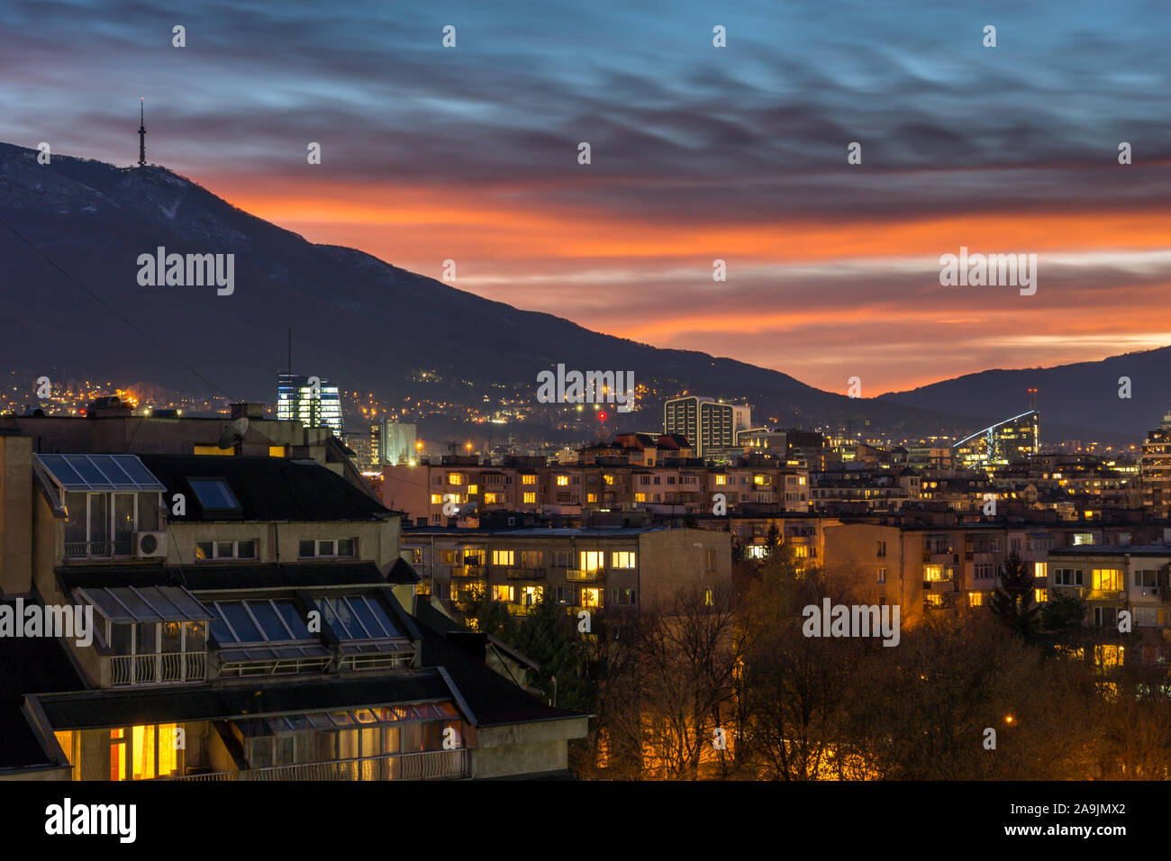 SOFIA, Bulgarien - 22. NOVEMBER 2017: Sonnenuntergang von typischen Wohnhaus aus der Zeit des Kommunismus in der Stadt Sofia, Bulgarien Stockfoto