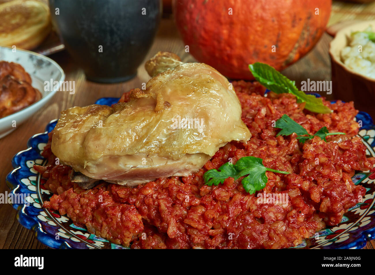 Riz Gras, Chicken und Reis Gericht, Burkina Faso Küche, Traditionelle verschiedene afrikanische Gerichte, Ansicht von oben. Stockfoto