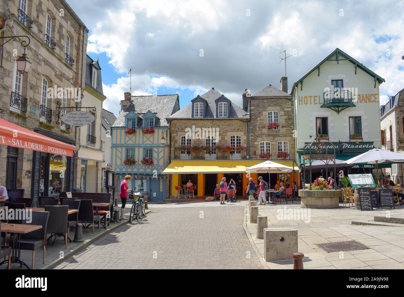 JOSSELIN, Frankreich - Juli 2, 2017: Touristen, auf den Terrassen der einen sonnigen Tag in Josselin, eine französische Stadt in der Region Bretagne entfernt Stockfoto