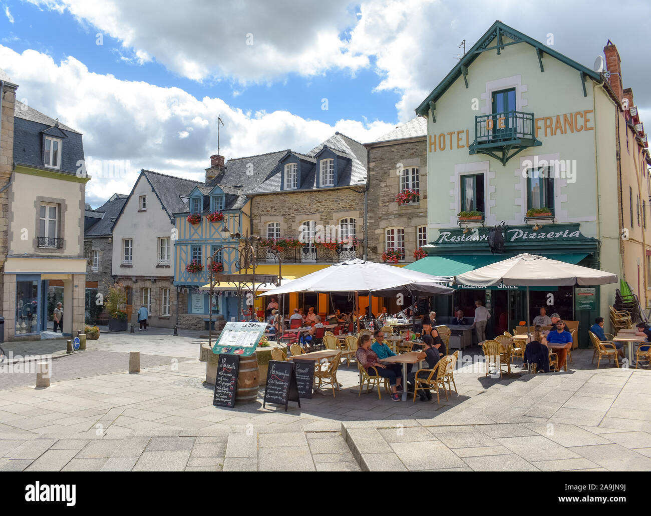JOSSELIN, Frankreich - Juli 2, 2017: Touristen, auf den Terrassen der einen sonnigen Tag in Josselin, eine französische Stadt in der Region Bretagne entfernt Stockfoto