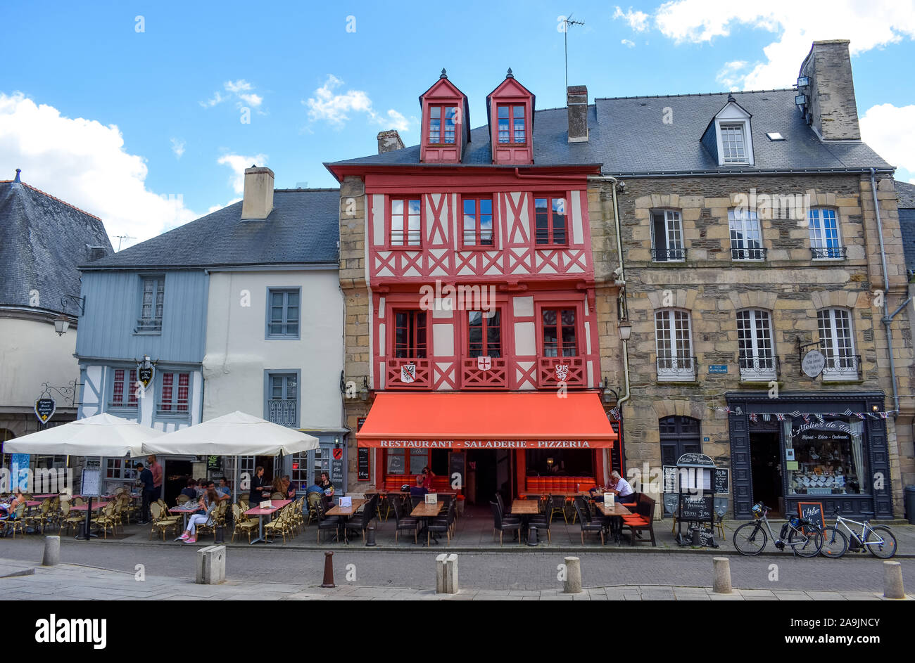 JOSSELIN, Frankreich - Juli 2, 2017: Touristen, auf den Terrassen der einen sonnigen Tag in Josselin, eine französische Stadt in der Region Bretagne entfernt Stockfoto