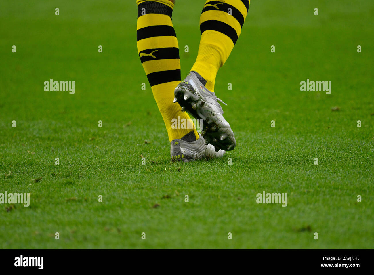 Veltins Arena Gelsenkirchen Deutschland, 26.10.2019, Fußball: Bundesliga Saison 2019/20, Spieltag 9, Schalke 04 (S04) vs Borussia Dortmund (BVB); Beine von Mats Hummels (BVB) in Silber Schuhe DFL-Bestimmungen verbieten die Verwendung von Fotografien als BILDSEQUENZEN UND/ODER QUASI-VIDEO Stockfoto