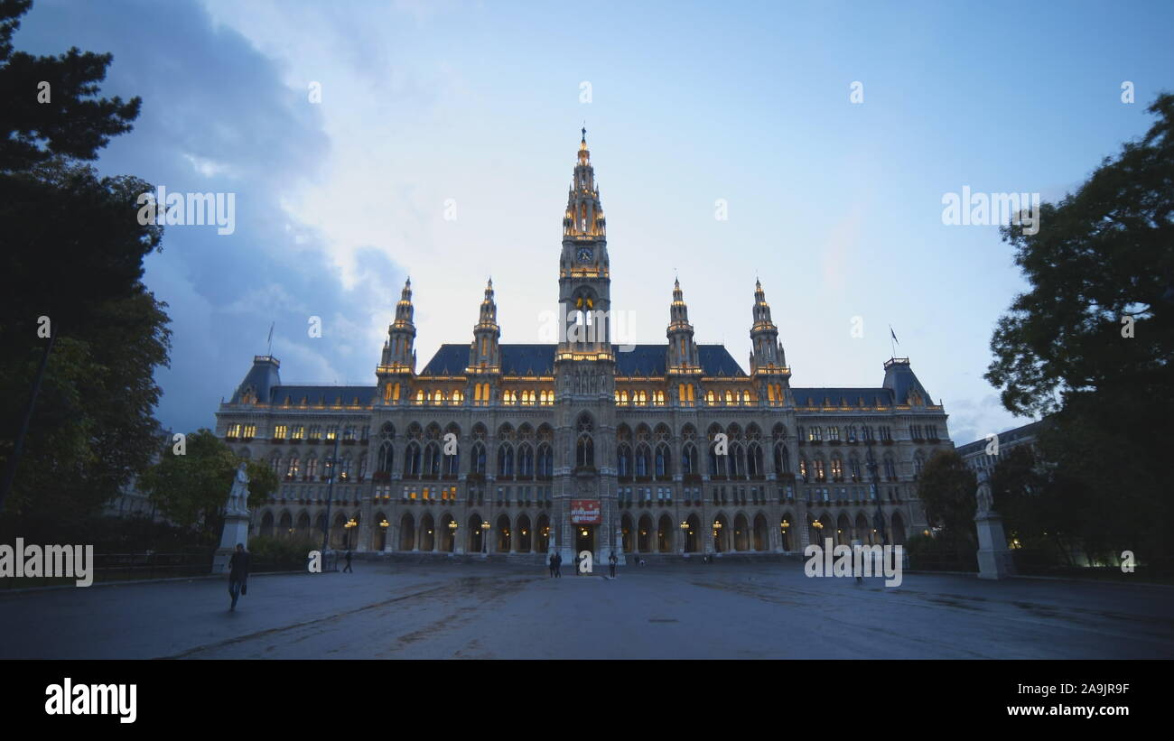 Wien, ÖSTERREICH - OKTOBER 9, 2017: Eine ultra wide Nacht Blick von der Vorderseite des Rathaus in Wien Stockfoto