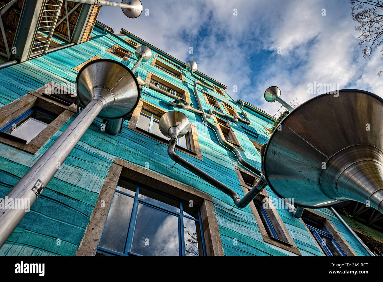 Blau lackierte Hausfassade im Innenhof der Elemente mit miteinander verbundenen Regenrohren, die in der Kunsthofpassage in Dresden 'Musik' machen Stockfoto