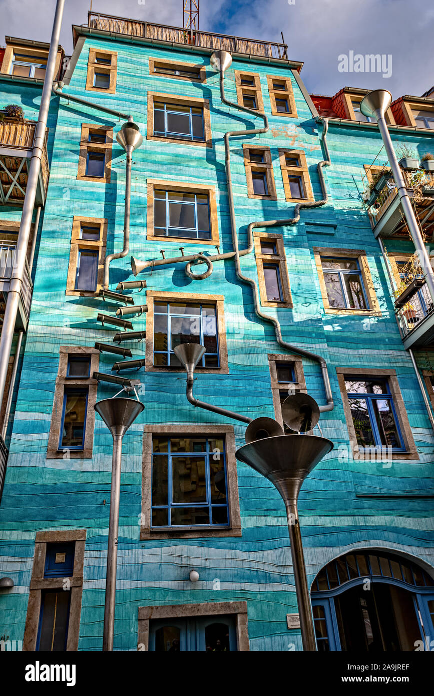 Blau lackierte Hausfassade im Innenhof der Elemente mit miteinander verbundenen Regenrohren, die in der Kunsthofpassage in Dresden 'Musik' machen Stockfoto