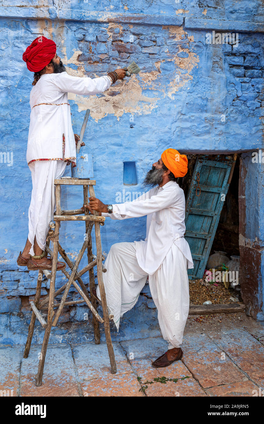 Zwei Männer die Wände auf einem Haus in die blaue Stadt Jodhpur, Jodhpur, Rajasthan, Indien Stockfoto