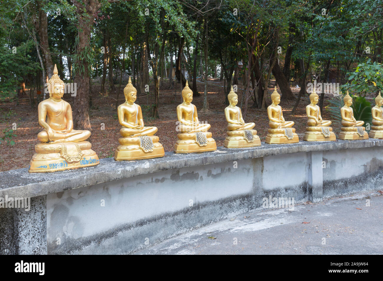 Reihe von Buddha Statuen am Wat Ko Phayam Tempel der Insel, Ko Phayam, Thailand Stockfoto