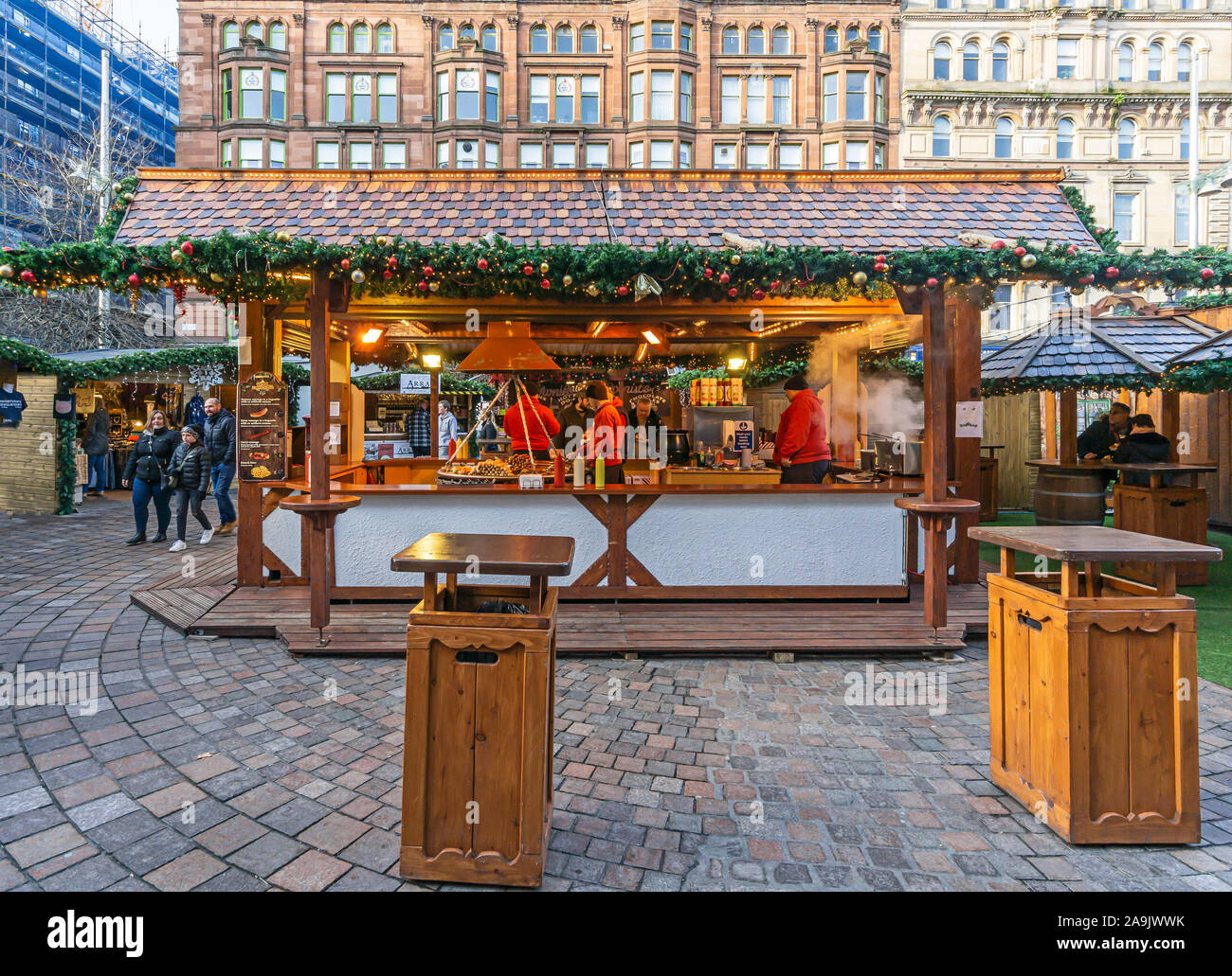 Glasgow Weihnachtsmarkt 2019 in St Enoch Square Glasgow Schottland mit Outlet Verkauf einer Vielzahl von deutschen Würste. Stockfoto
