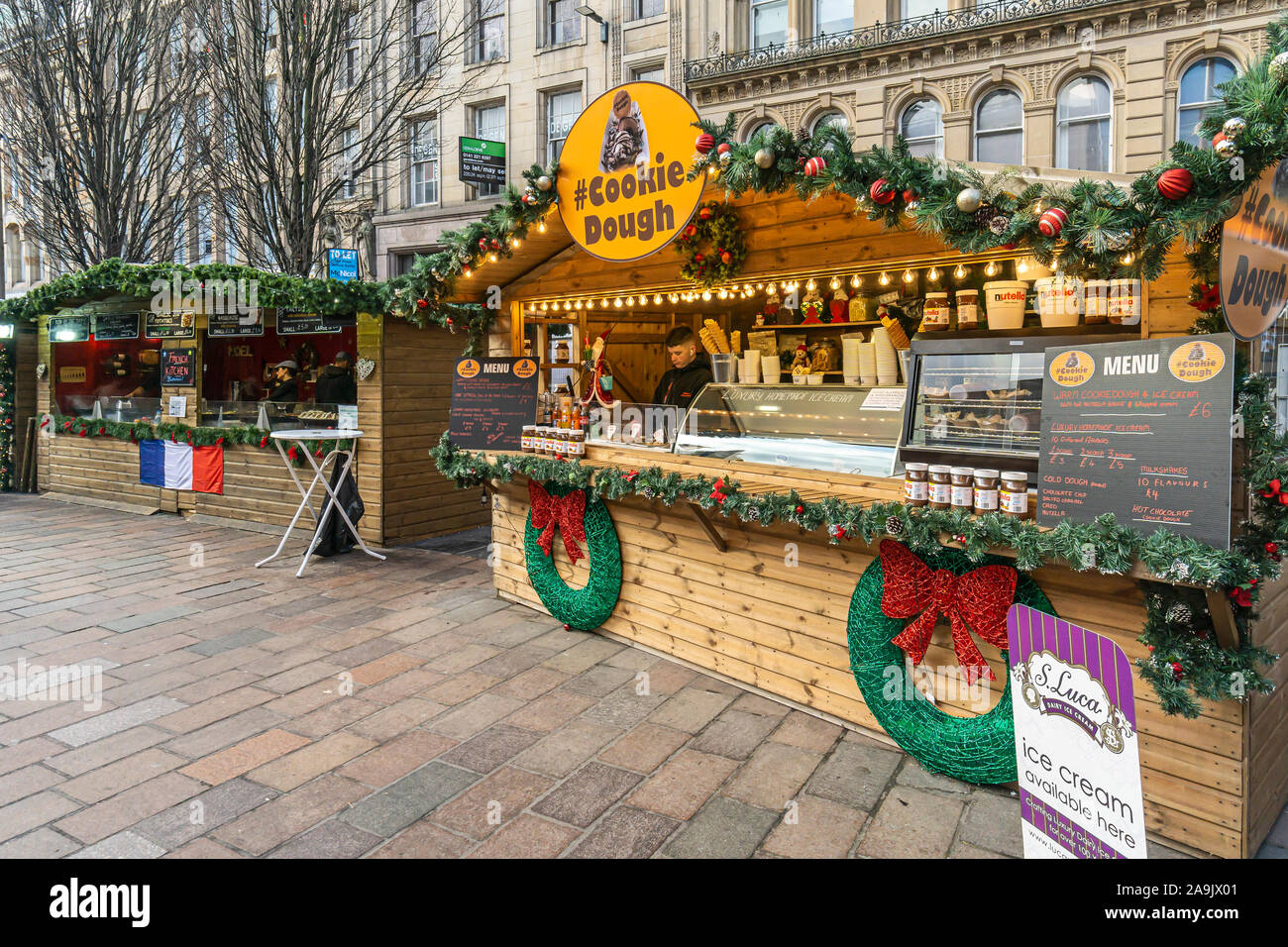 Glasgow Weihnachtsmarkt 2019 in St Enoch Square Glasgow Schottland mit Verkaufsständen Plätzchenteig und Französische Küche Stockfoto