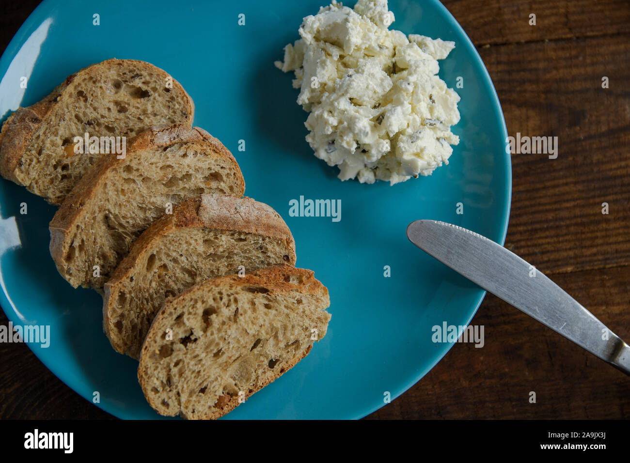 Frühstück Brot Toast auf einem blauen Schild mit Frischkäse Stockfoto