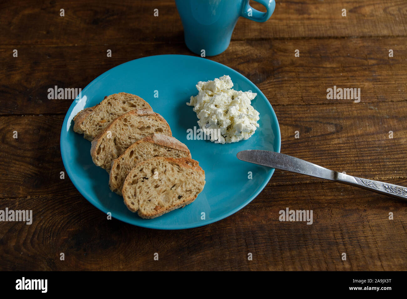 Frühstück Brot Toast auf einem blauen Schild mit Frischkäse Stockfoto
