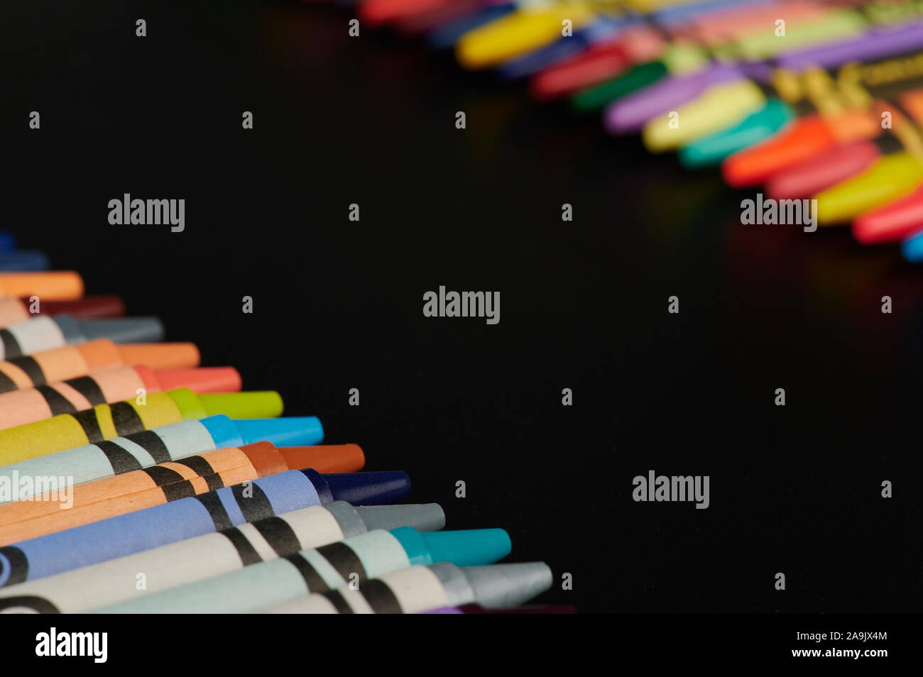 Grundschule Thema. Bunte wachsmalkreiden Layout mit Kopie Raum Stockfoto