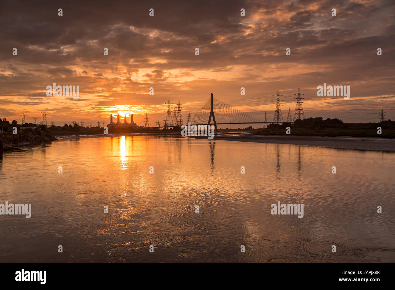 Connah's Quay power station und Suspension Bridge bei Sonnenuntergang, Deeside, North Wales Stockfoto