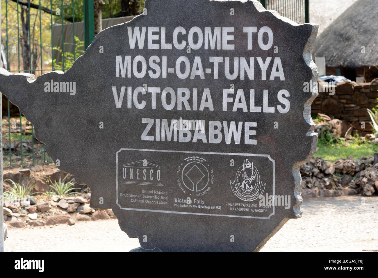 Willkommen in Victoria Falls Zeichen auf der sambischen Seite der Fälle Sambia Afrika Stockfoto